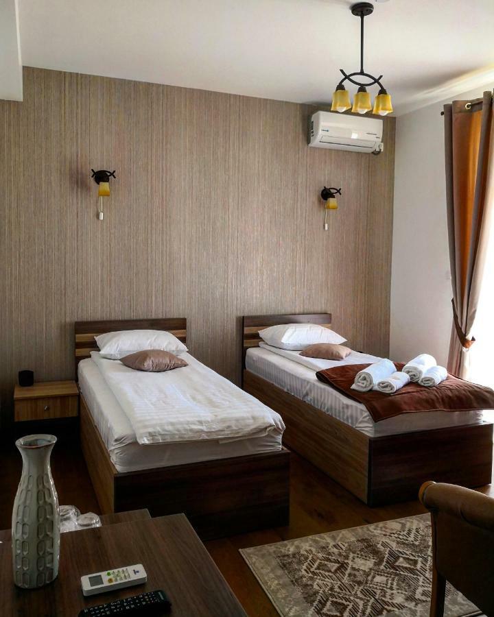 Pensiunea Casa Hortopan Târgu Jiu エクステリア 写真